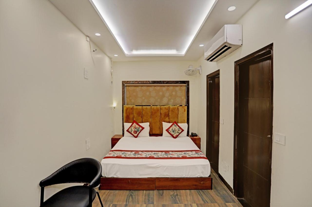 Staybook Hotel Atlanta New Delhi Train Station Exterior photo