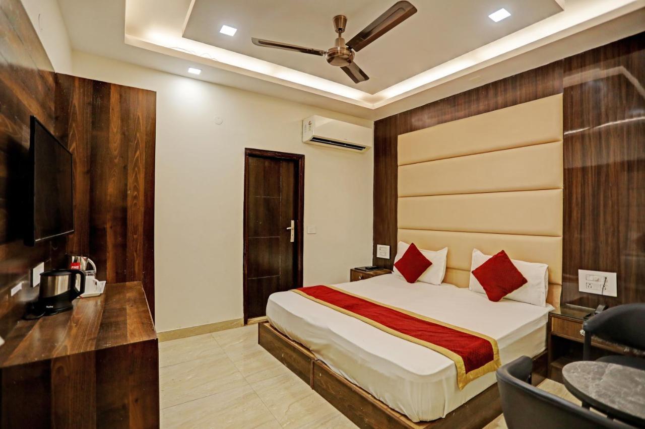 Staybook Hotel Atlanta New Delhi Train Station Exterior photo