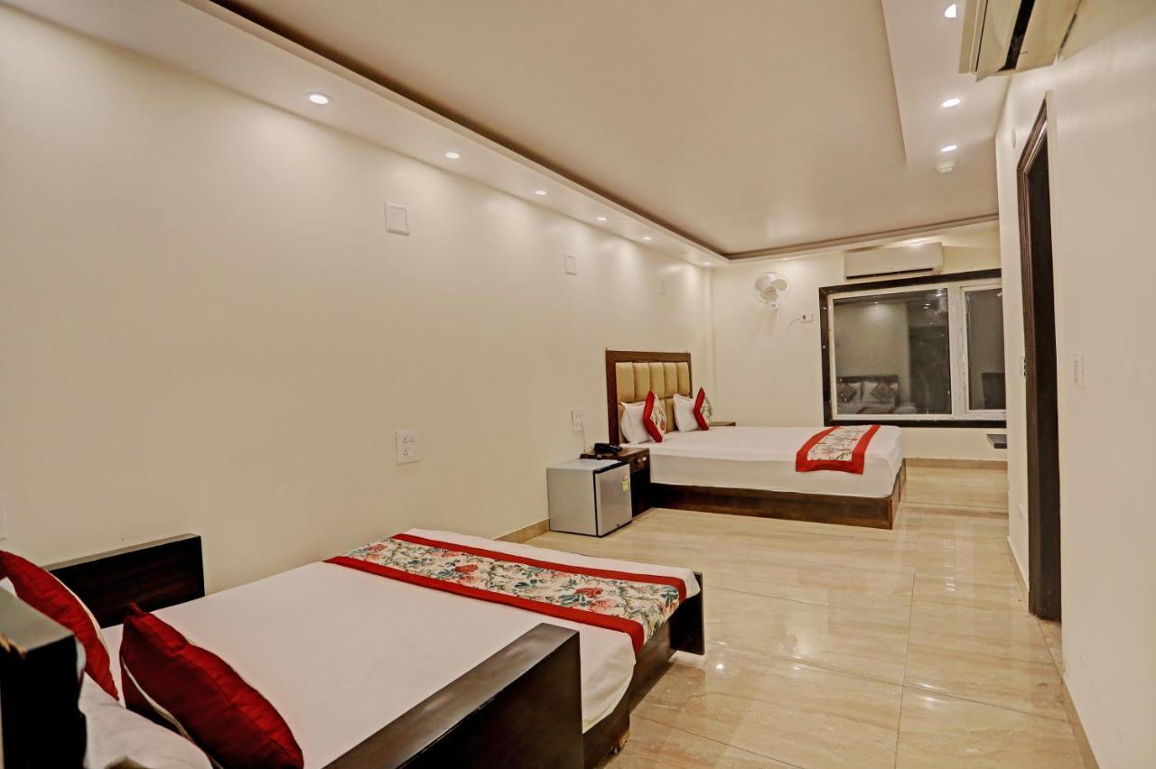 Staybook Hotel Atlanta New Delhi Train Station Exterior photo