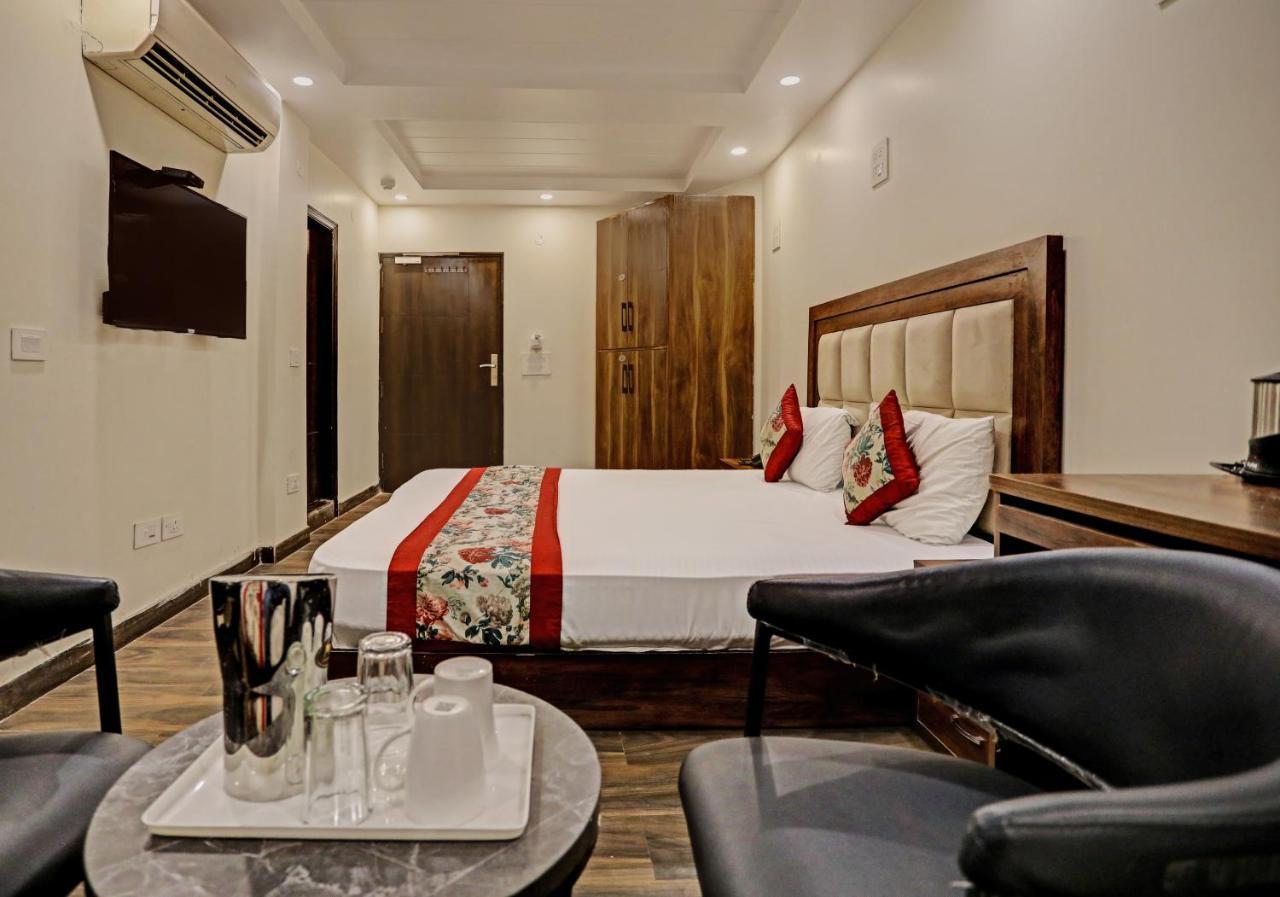Staybook Hotel Atlanta New Delhi Train Station Exterior photo