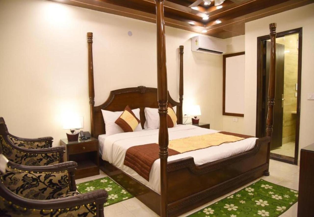 Staybook Hotel Atlanta New Delhi Train Station Exterior photo