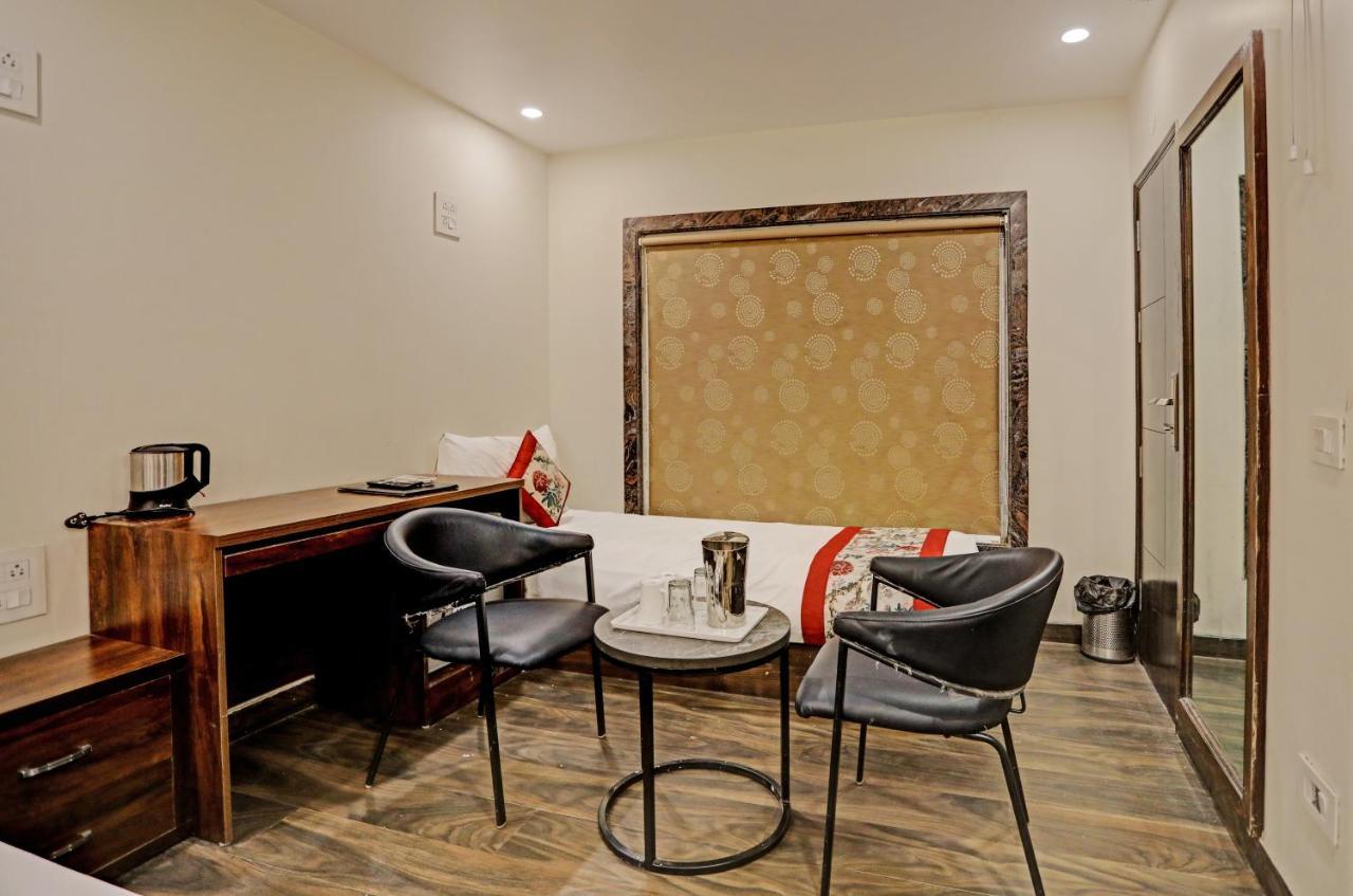 Staybook Hotel Atlanta New Delhi Train Station Exterior photo
