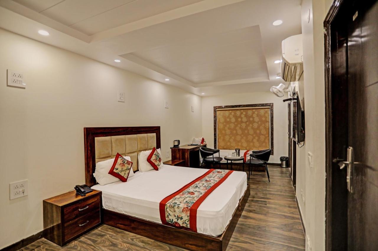 Staybook Hotel Atlanta New Delhi Train Station Exterior photo