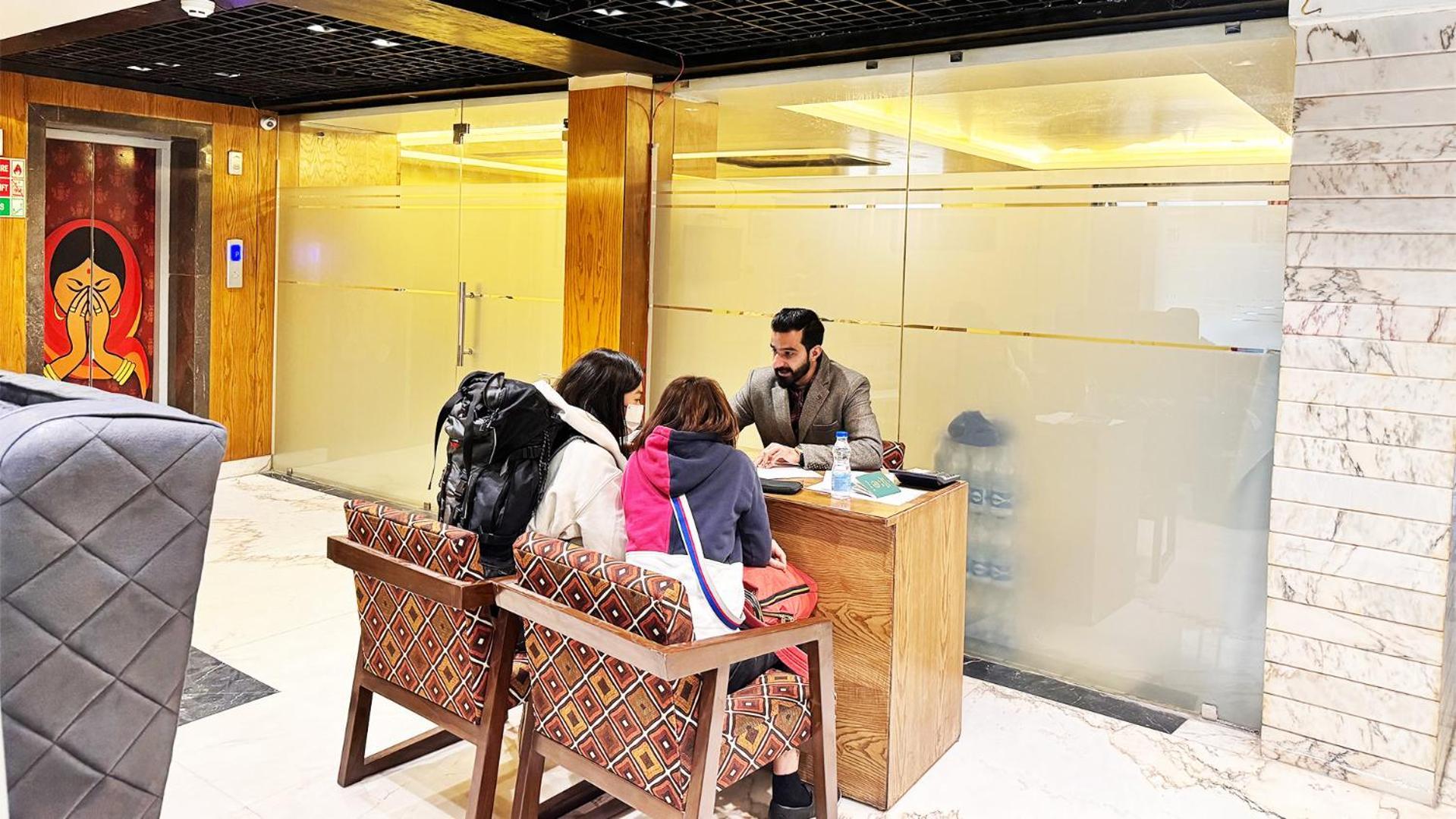 Staybook Hotel Atlanta New Delhi Train Station Exterior photo