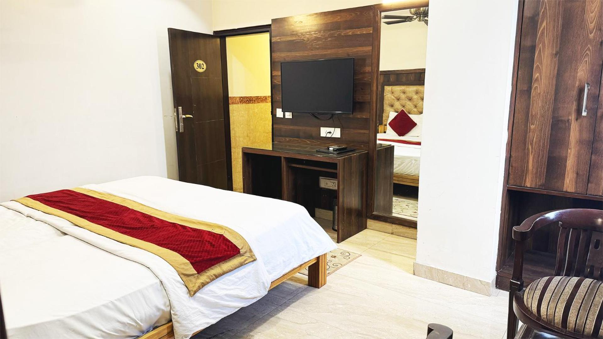 Staybook Hotel Atlanta New Delhi Train Station Exterior photo