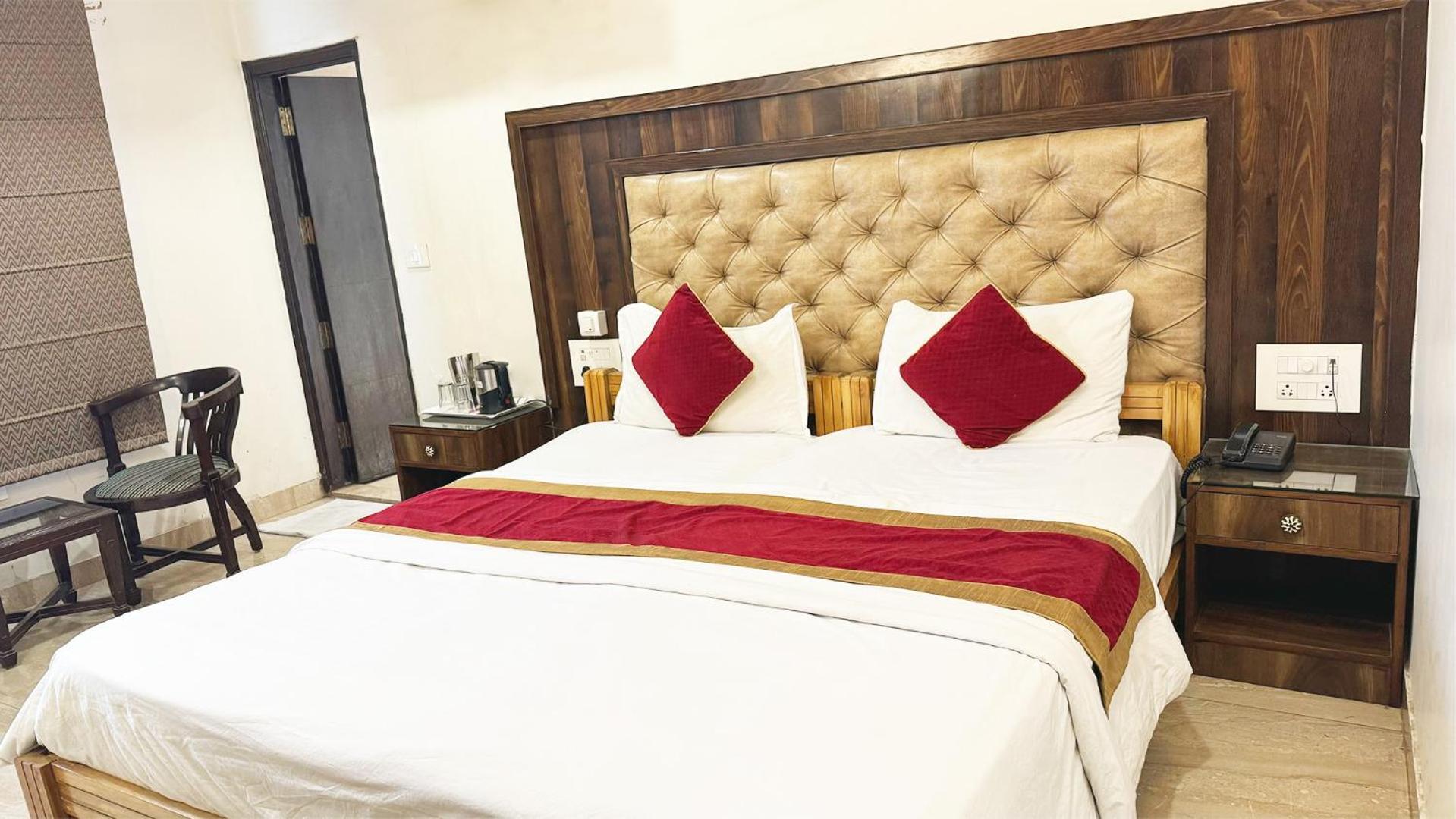 Staybook Hotel Atlanta New Delhi Train Station Exterior photo