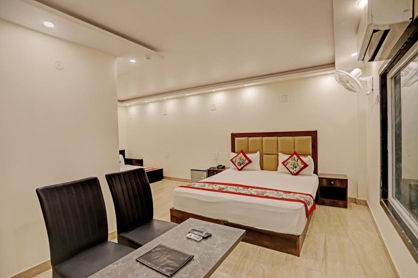 Staybook Hotel Atlanta New Delhi Train Station Exterior photo